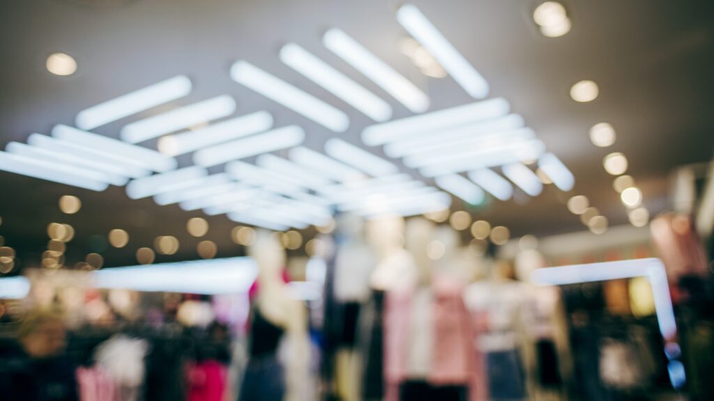 Aprenda como cores, formas e iluminação influenciam a decisão de compra e veja como aplicar o design visual de forma estratégica no PDV com execução perfeita.